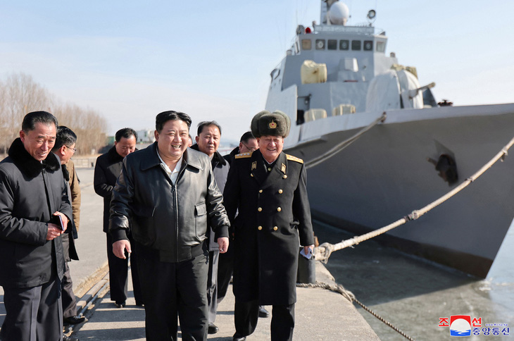 Nhà lãnh đạo Triều Tiên Kim Jong Un thị sát xưởng đóng tàu chiến Nampo ở nước này - Ảnh: REUTERS