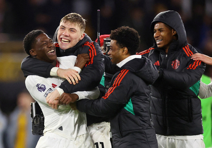 Niềm vui của các cầu thủ Man United sau khi Mainoo ghi bàn ấn định chiến thắng 4-3 trước Wolves - Ảnh: REUTERS