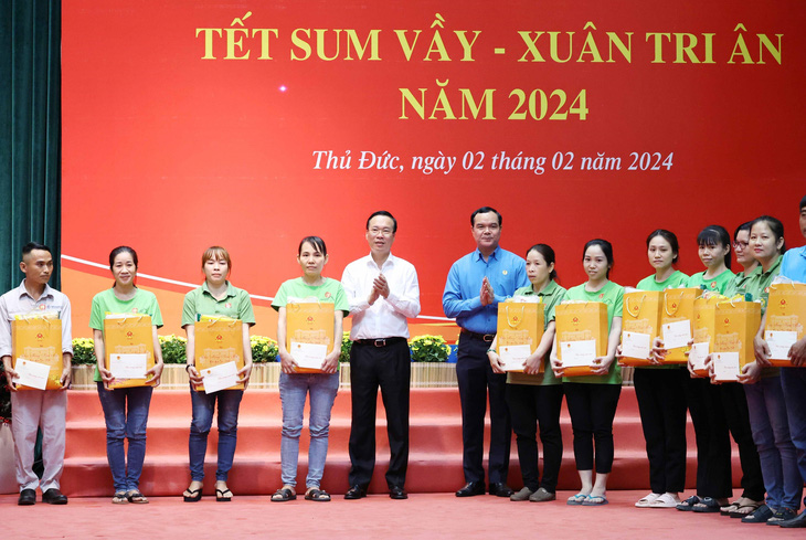 Chủ tịch nước và Chủ tịch Tổng liên đoàn Lao động Việt Nam tặng quà chiều 2-2 - Ảnh: TTXVN