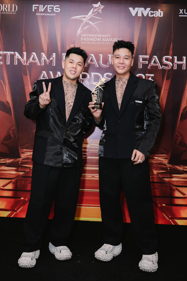 Cặp đôi Quân Nguyễn - Pu Lê được vinh danh giải thưởng “Chuyên gia trang điểm, tạo mẫu tóc của năm” tại lễ trao giải Vietnam Beauty Fashion Awards 2023.