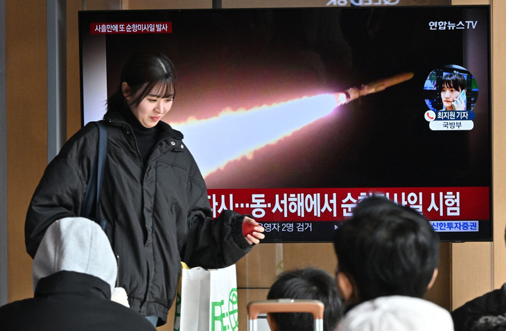 Tin tức về vụ phóng tên lửa của Triều Tiên ngày 2-2 được phát ở Seoul, Hàn Quốc - Ảnh: AFP
