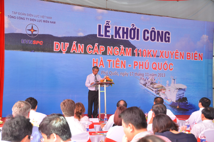 Tổng giám đốc EVNSPC Nguyễn Thành Duy báo cáo toàn bộ công tác triển khai thực hiện dự án cáp ngầm 110kV xuyên biển Hà Tiên - Phú Quốc tại buổi lễ khởi công dự án - Ảnh: Cty