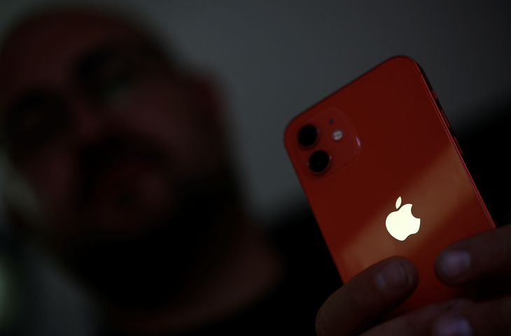 Chính phủ Pháp từng ra lệnh cấm bán iPhone 12 vì điện thoại này phát bức xạ vượt ngưỡng cho phép - Ảnh: REUTERS