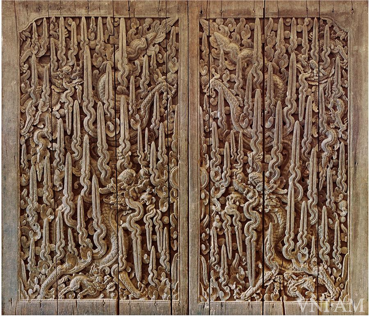 Hai cánh cửa chạm rồng (hoa văn rồng thời Lê trung hưng) của chùa Keo được xem là kiệt tác chạm khắc gỗ thế kỉ 17 - Ảnh: Bảo tàng Mỹ thuật Việt Nam