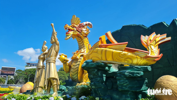 Linh vật rồng chính của Bình Định xuất hiện bên cạnh tượng cha Lạc Long Quân và mẹ Âu Cơ - Ảnh: LÂM THIÊN