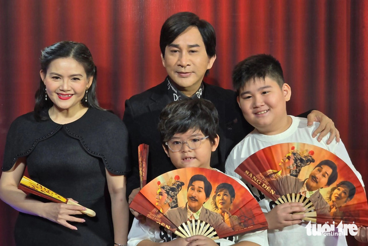 Gia đình NSƯT Kim Tử Long, nghệ sĩ Trinh Trinh và các con - Ảnh: MI LY
