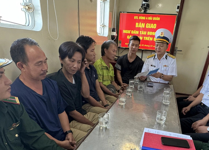 Đại tá Lương Xuân Giáp - phó chủ nhiệm chính trị Bộ Tư lệnh Vùng 4 hải quân - động viên 5 ngư dân được cứu nạn trở về gia đình - Ảnh: NGUYỄN NAM