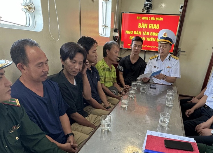 Đại tá Lương Xuân Giáp - phó chủ nhiệm chính trị Bộ Tư lệnh Vùng 4 hải quân - động viên 5 ngư dân được cứu nạn trở về gia đình - Ảnh: NGUYỄN NAM