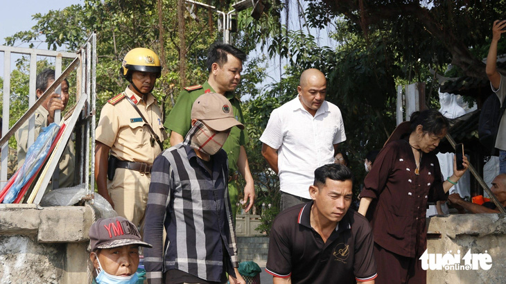 Lực lượng Công an phường 13 (quận Bình Thạnh) có mặt tại điểm thả cá tuần tra, tránh tình trạng hỗn loạn xảy ra - Ảnh: TIẾN QUỐC