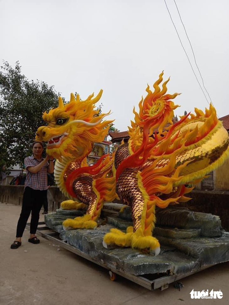 Người dân tranh thủ check-in với tượng rồng trên đường vào Đà Nẵng - Ảnh: FB