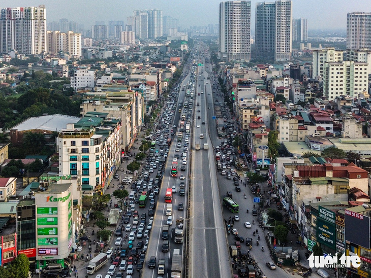 Các lô cốt trên đường Nguyễn Xiển thi công dang dở khiến tình trạng giao thông thêm xấu đi - Ảnh: HỒNG QUANG
