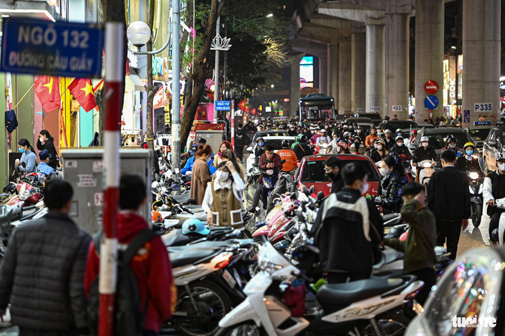 Người Hà Nội đi sắm Tết, nhiều tuyến phố đông như trẩy hội từ chiều đến khuya- Ảnh 3.