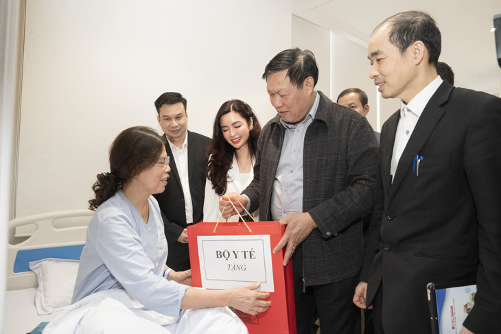 Ông Đỗ Xuân Tuyên (thứ 2 từ phải qua) tặng quà bệnh nhân trong chuyến thăm - Ảnh: BVCC