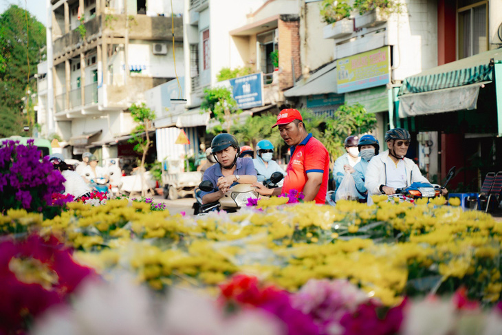 Khách hàng chọn lựa hoa bày bán tại chợ hoa bến Bình Đông, TP.HCM - Ảnh: THANH HIỆP