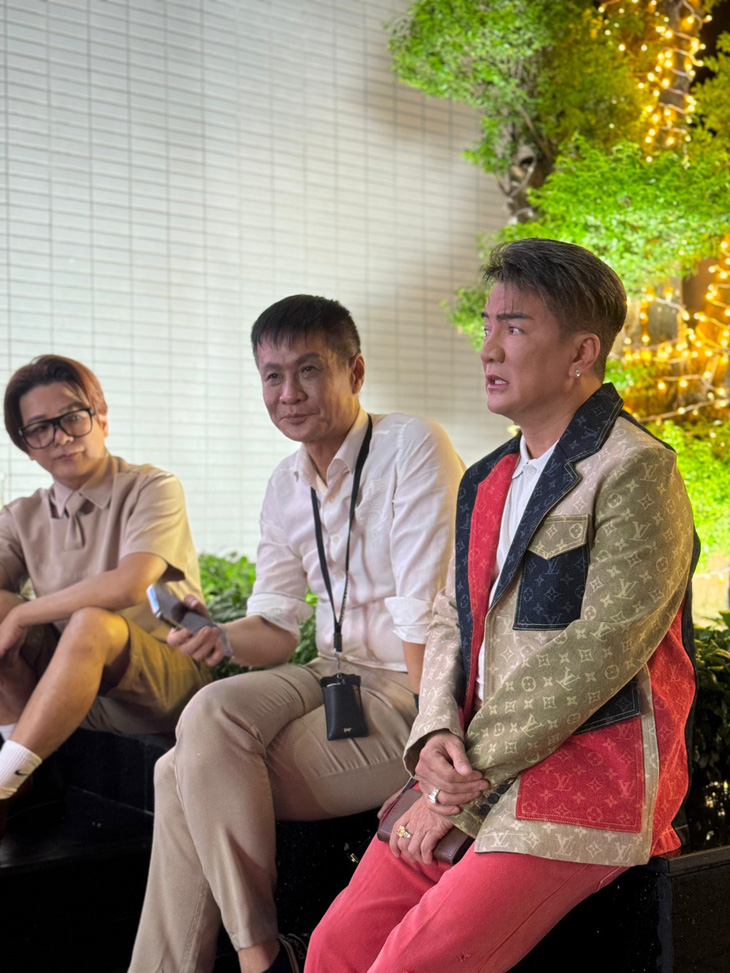 Đàm Vĩnh Hưng, đạo diễn Lê Hoàng và ca sĩ Vũ Hà ra ngoài sảnh sự kiện 