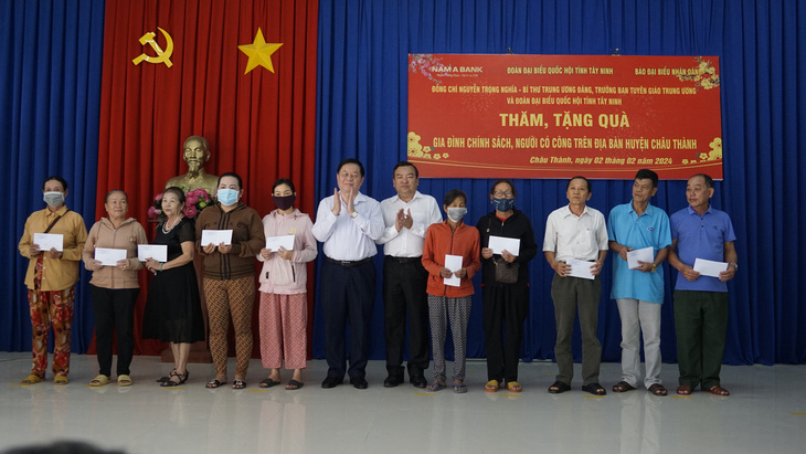 Đoàn đại biểu tặng quà cho 100 hộ gia đình chính sách, người có công trên địa bàn huyện Châu Thành - Ảnh: T.H. 