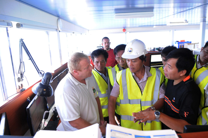 Lãnh đạo EVNSPC trao đổi trực tiếp với các chuyên gia trên tàu chở cáp về công tác rải và chôn cáp dưới biển - Ảnh: Cty