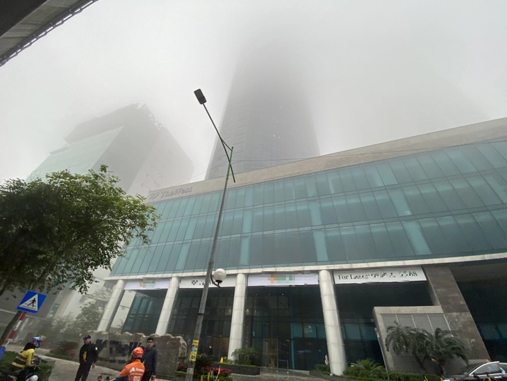 10h sáng 2-2, các tòa nhà cao tầng ở Hà Nội vẫn chìm trong sương mù - Ảnh: C.TUỆ