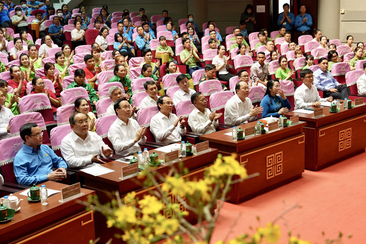 Chủ tịch nước Võ Văn Thưởng, Bí thư Thành ủy TP.HCM Nguyễn Văn Nên cùng các đại biểu tại chương trình - Ảnh: HỮU HẠNH 