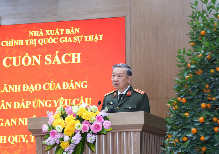 Bộ trưởng Bộ Công an Tô Lâm phát biểu tại lễ giới thiệu sách - Ảnh: TRẦN CHẮT