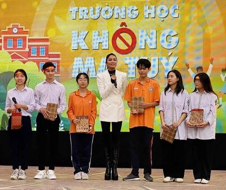 Hoa hậu H'Hen Niê cùng các bạn học sinh trong chương trình Trường học không ma túy - Ảnh: C04 cung cấp