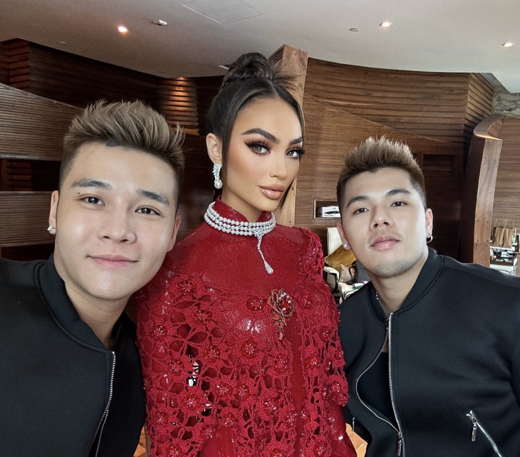 Cặp đôi Quân Nguyễn - Pu Lê được các nàng hậu quốc tế mệnh danh là “Best Makeup Artist and Hair Stylist in the World”.