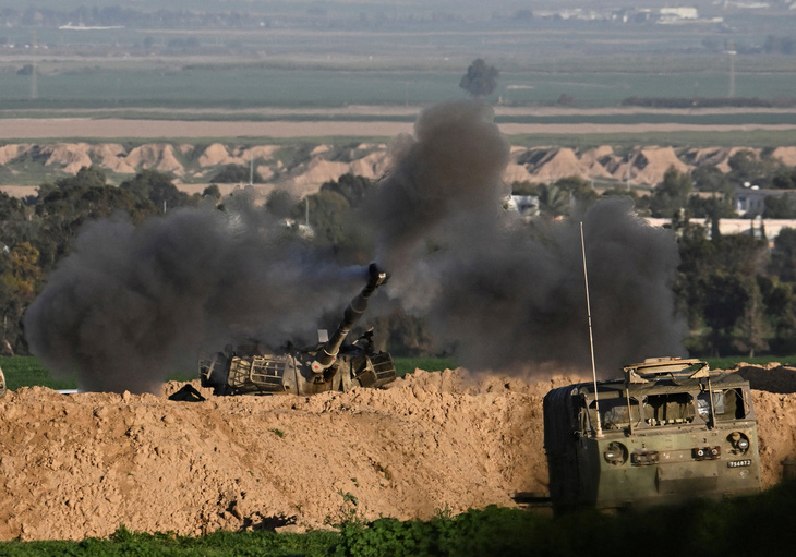 Pháo binh Israel khai hỏa vào mục tiêu ở Gaza - Ảnh: REUTERS