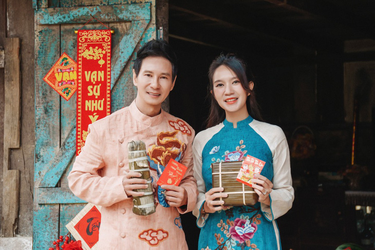 Lý Hải - Minh Hà mặc áo dài họa tiết rồng phượng, hoa lá