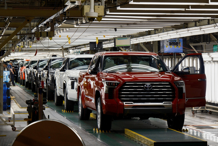 Bán tải Tacoma (Hilux ở Mỹ) và SUV Sequoia đang được lắp ráp tại nhà máy của Toyota ở Texas - Ảnh: Reuters