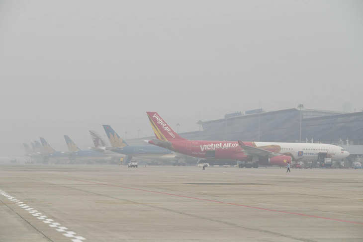 Máy bay nằm chờ sương mù tan để cất cánh tại sân bay Nội Bài sáng 2-2 - Ảnh: NIA