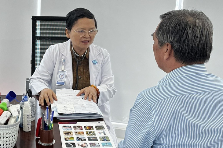 PGS.TS Lê Thị Tuyết Lan thăm khám bệnh hô hấp cho một Việt kiều về quê hương đón Tết, tại Bệnh viện Đại học Y Dược TP.HCM - Ảnh: Bác sĩ cung cấp