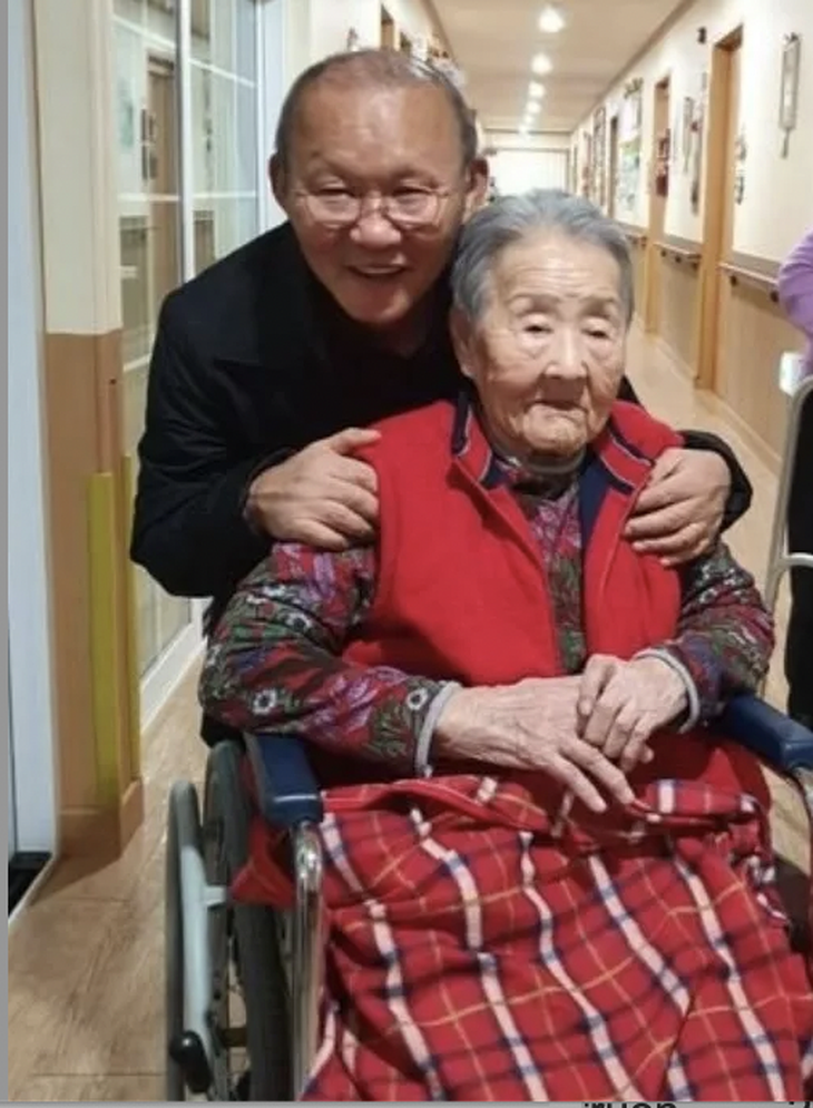 HLV Park Hang Seo bên mẹ khi còn sống - Ảnh: FBNV