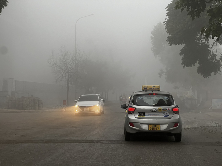 Đường phố Hà Nội chìm trong sương mù lúc 7h45 sáng 2-2 - Ảnh: NAM TRẦN