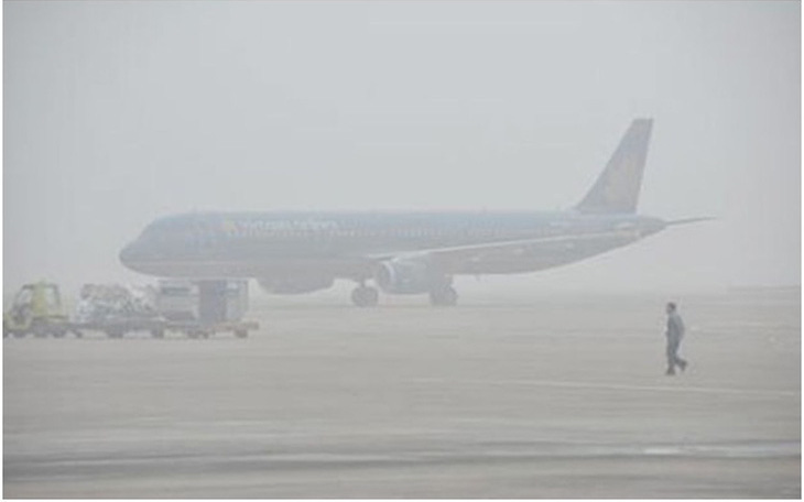 Sáng 2-2, Hà Nội sương mù đặc quánh, sân bay Nội Bài không thể tiếp nhận máy bay