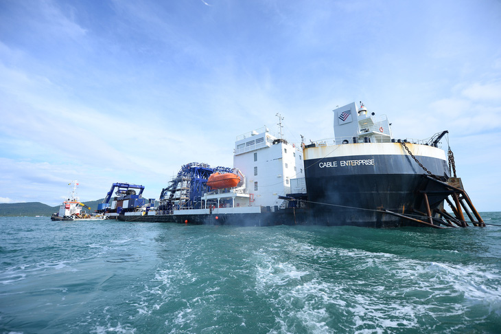 Con tàu chở cáp mang tên “Cable Enterprise” của nhà thầu Prysmian có trọng tải 10.500 đang neo đậu tại khu vực cảng Hàm Ninh sẵn sàng cho công tác thi công - Ảnh: Cty