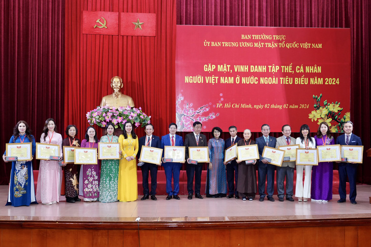 Bà Lê Thị Thu Hằng và bà Tô Thị Bích Châu trao bằng khen tuyên dương 15 cá nhân kiều bào tiêu biểu - Ảnh: HỮU HẠNH