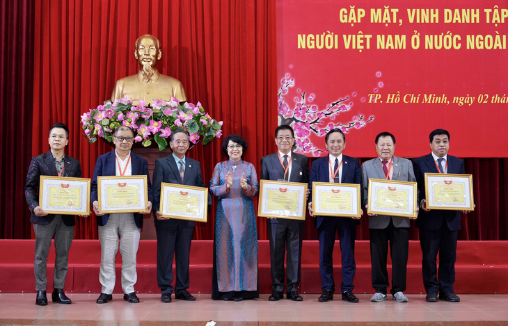 Phó chủ tịch Ủy ban Trung ương Mặt trận Tổ quốc Việt Nam Tô Thị Bích Châu trao bằng khen tuyên dương đại diện 7 tập thể kiều bào tiêu biểu - Ảnh: HỮU HẠNH