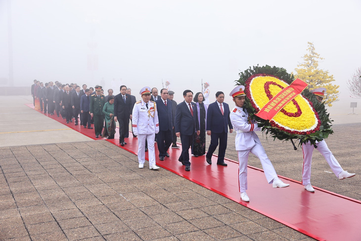 Các lãnh đạo, nguyên lãnh đạo Đảng, Nhà nước đặt vòng hoa và vào Lăng viếng Chủ tịch Hồ Chí Minh - Ảnh TTXVN 