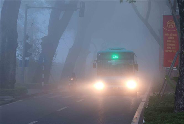 Các phương tiện di chuyển khó khăn trong lớp sương mù dày đặc trên phố Hoàng Diệu