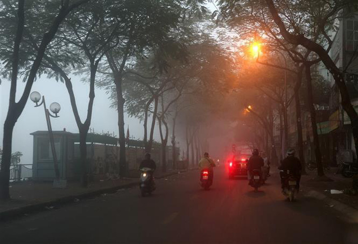 Đường Vũ Tông Phan sương mù dày đặc khiến người đi đường gặp nhiều khó khăn (ảnh chụp lúc 6h45)