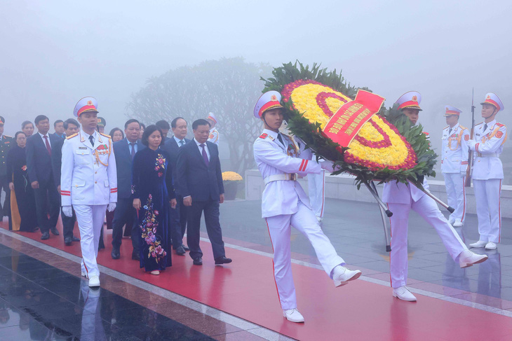 Đoàn đại biểu thành phố Hà Nội đến đặt vòng hoa tưởng niệm các Anh hùng liệt sĩ - Ảnh: TTXVN