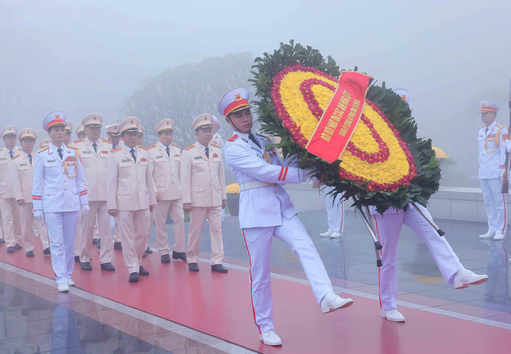 Đoàn đại biểu Đảng ủy Công an Trung ương - Bộ Công an đến đặt vòng hoa tưởng niệm các Anh hùng liệt sĩ - Ảnh: TTXVN