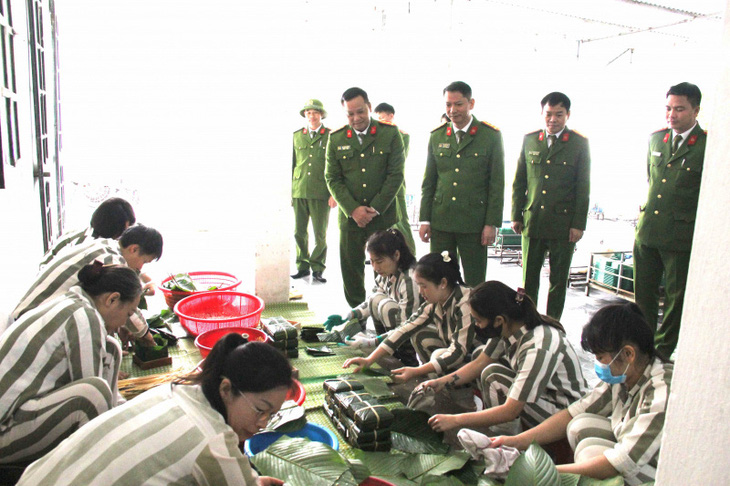 Các phạm nhân tại Trại giam Thanh Phong gói bánh chưng chuẩn bị đón Tết Giáp Thìn 2024 - Ảnh Cục Quản lý trại giam, Bộ Công an cung cấp