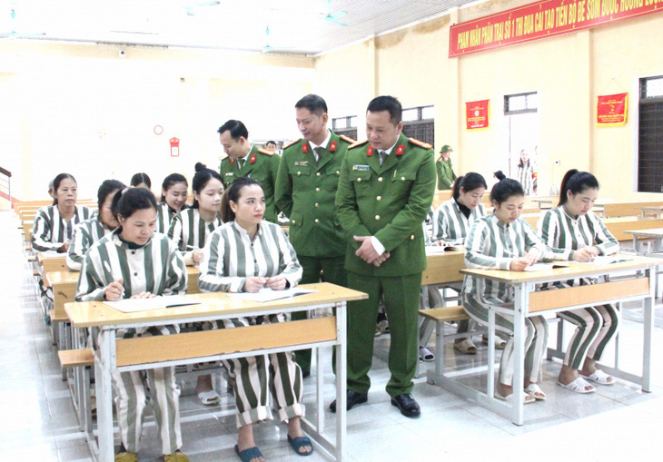 Đại tá Vũ Trọng Chiến - phó cục trưởng Cục Quản lý trại giam, Bộ Công an - động viên các phạm nhân tại trại giam Thanh Phong - Ảnh: Cục Quản lý trại giam cung cấp