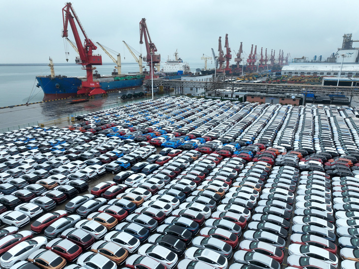 Một số lượng lớn ô tô đã sẵn sàng xuất khẩu tại cảng Liên Vân, tỉnh Giang Tô, Trung Quốc, ngày 17-1-2024 - Ảnh: CFOTO/Future Publishing/CNBC