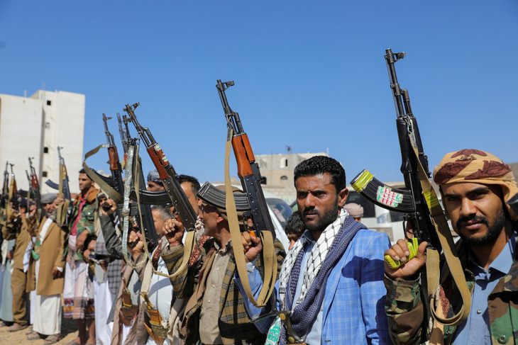 Những người ủng hộ Houthi giơ cao súng trường khi tham gia biểu tình ủng hộ người Palestine ở Sanaa, Yemen ngày 18-2 - Ảnh: REUTERS