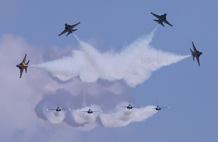 Phi đội Đại bàng đen (Black Eagles), đội nhào lộn trên không của Không quân Hàn Quốc, biểu diễn ngày 18-2, trước thềm triển lãm hàng không Singapore - Ảnh: Reuters