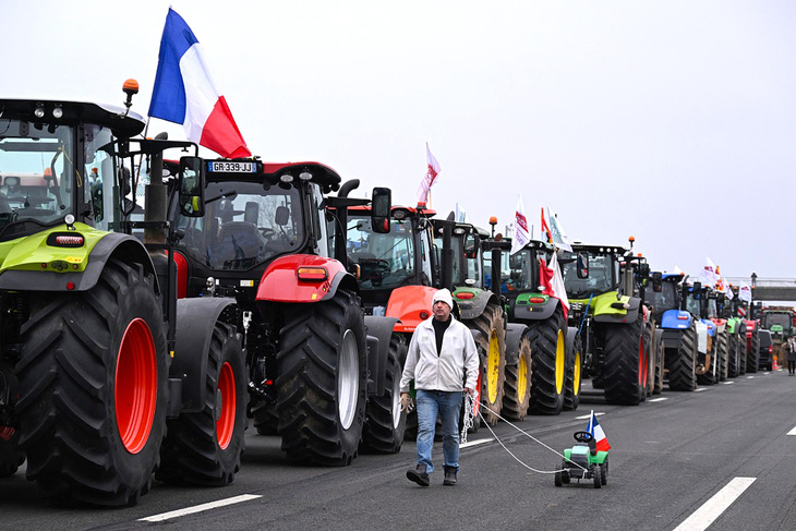 Một đoạn đường cao tốc ở phía đông Paris tắc nghẽn trong cuộc biểu tình của nông dân Pháp ngày 30-1. Trong những ngày đầu năm 2024, làn sóng đình công và phản đối lạm phát bùng nổ khắp châu Âu khi các nông dân ở Đức và Pháp phản đối kế hoạch giảm dần trợ cấp - Ảnh: AFP