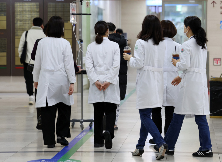 Nhân viên y tế tại một bệnh viện đại học ở Gwangju, Hàn Quốc, ngày 19-2 - Ảnh: AFP