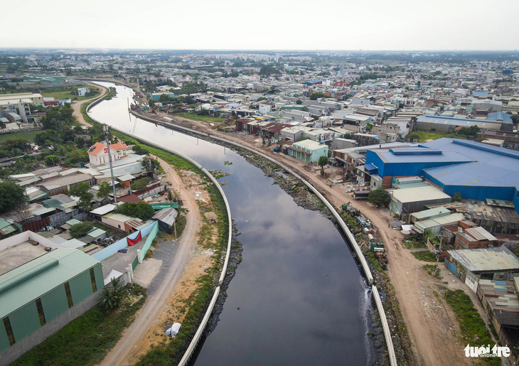 Gói thầu XL3 dự án cải tạo kênh Tham Lương - Bến Cát - rạch Nước Lên cơ bản đã hoàn thành kè bờ, tương lai đường giao thông sẽ chạy dọc theo kênh - Ảnh: CHÂU TUẤN